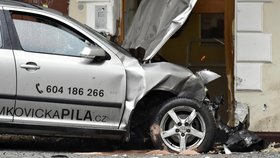 Auto v Mariánských Lázních vjelo na chodník před školou: Na místě jsou zranění