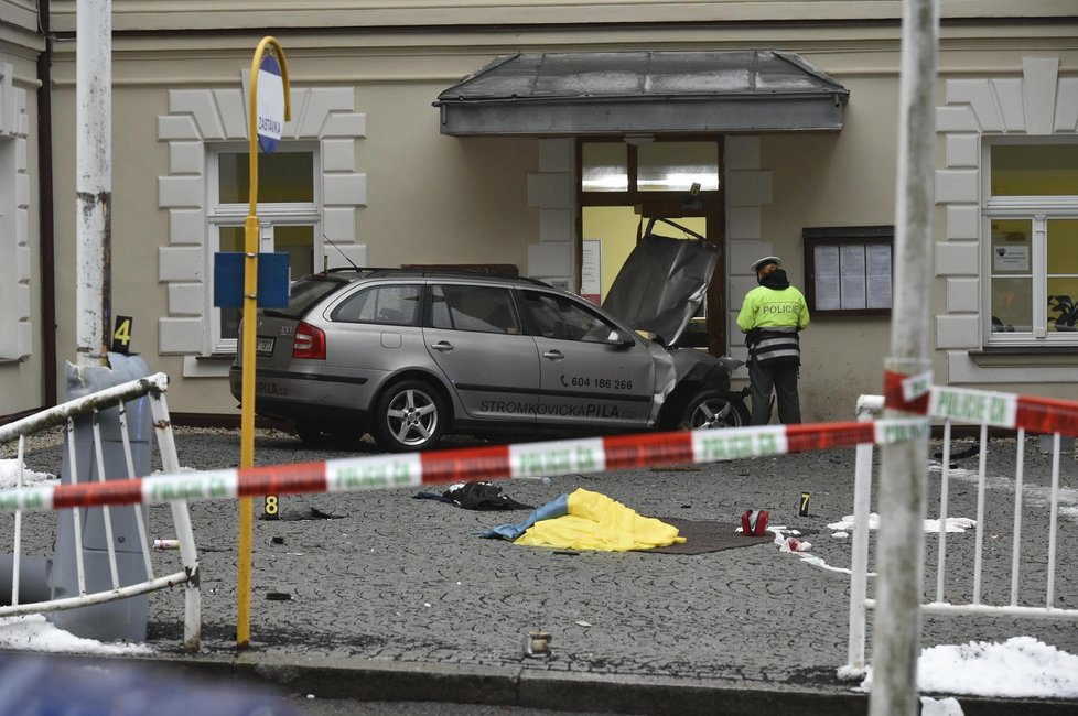 Auto v Mariánských Lázních vjelo na chodník před školou: Na místě jsou zranění