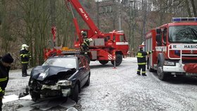 Novoroční nehoda na Chrudimsku: Auto skončilo na boku v potoce