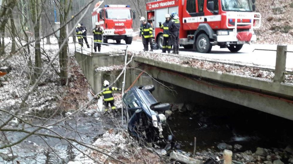 Novoroční nehoda na Chrudimsku: Auto skončilo na boku v potoce