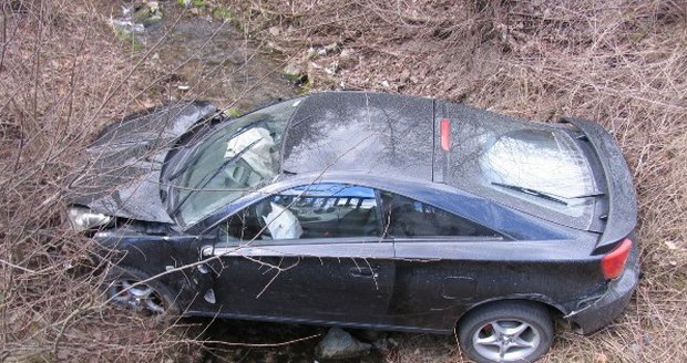 Vůz Toyota Celica, který se vyhýbal spadlému motorkáři, zahučel u Blanska do říčního koryta.