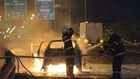 Řidič stačil popadnotu štěňátko a z auta utéct, pak začalo hořet