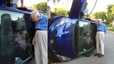 Táto, převrátila jsem káru, podej mi mobil: Důchodci se fotili po autonehodě!