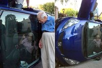Táto, převrátila jsem káru, podej mi mobil: Důchodci se fotili po autonehodě!