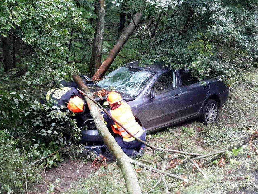 Během soboty řešili záchranáři na jihomoravských silnicích 16 vážných havárií. Ve třech případech museli řidiče a posádky z vraků vyprošťovat.