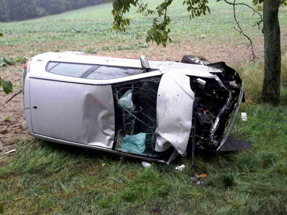 Během soboty řešili záchranáři na jihomoravských silnicích 16 vážných havárií. Ve třech případech museli řidiče a posádky z vraků vyprošťovat.