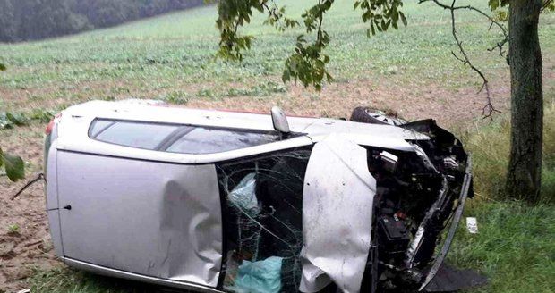 Tragická nehoda na Prostějovsku: Řidič zemřel po nárazu do stromu