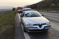 Nešel po přechodu: Jedno auto ho odmrštilo do protisměru, druhé ho přejelo