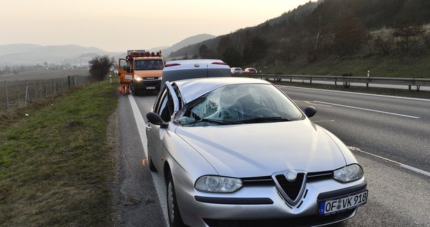 Nešel po přechodu: Jedno auto ho odmrštilo do protisměru, druhé ho přejelo