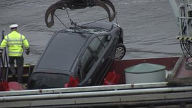 Auto v Děčíně sjelo po nehodě do Labe: Uvnitř našli mrtvolu!