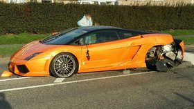 Řidič lamborghini naboural, od nehody v klidu odešel