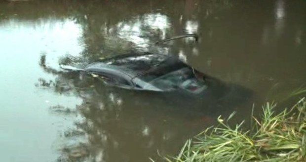 Auto se vřítilo do potoka, mladíci stihli naštěstí vyskočit