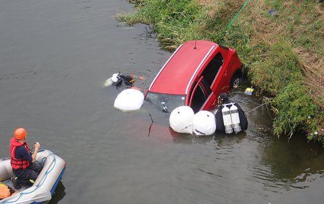 Pomocí  vaků dostali potápěči auto ke břehu.