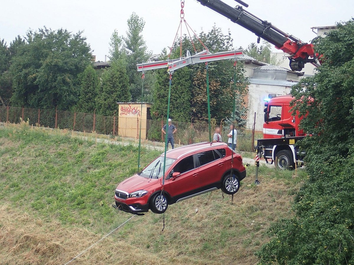 Pomocí techniky ho vrátili vzduchem zpět na silnici. 