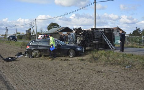 Převrácené auto silnici úplně zablokovalo.