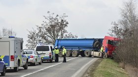 Čelní srážka s náklaďákem na Mělnicku stála řidiče felicie život