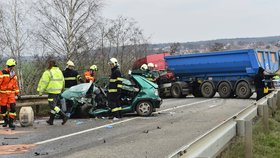 Čelní srážka s náklaďákem na Mělnicku stála řidiče felicie život