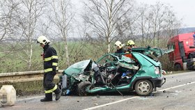 Čelní srážka s náklaďákem na Mělnicku stála řidiče felicie život