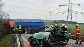 Čelní srážka s náklaďákem na Mělnicku stála řidiče felicie život