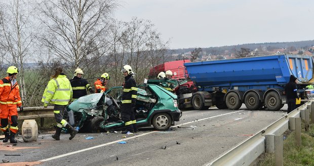 Čelní srážka s náklaďákem na Mělnicku stála řidiče felicie život