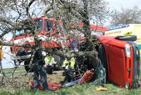 Vážná nehoda na Nymbursku: Dívku museli vyprostit hasiči