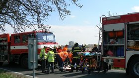 Po vážné nehodě museli dívku (17) vyprostit hasiči