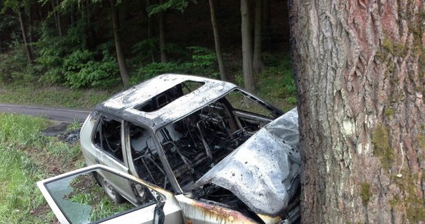 Tragická nehoda na Teplicku: Auto narazilo do stromu a vzplálo