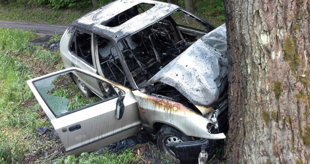 Auto vzplálo po nárazu do stromu: Byla v něm uvězněna řidička i s dítětem