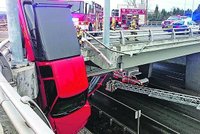 Řidič měl neuvěřitelné štěstí: Opilec zůstal viset z mostu