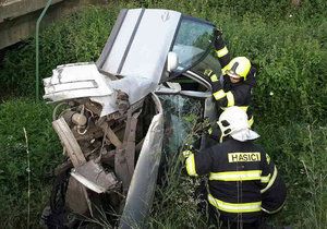 Řidič (37) nezvládl jízdu v Oslavanech. S autem se zabořil do koryta vyschlého potoka Balinka.