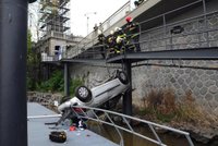 Neskutečné štěstí: Auto v Praze spadlo z desetimetrové výšky na střechu, řidič přežil!