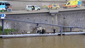 Ze zhruba desetimetrové výšky se zřítilo 5. května po poledni v Praze u Čechova mostu osobní auto, které při nehodě prorazilo zábradlí.