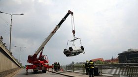 Z asi desetimetrové výšky se zřítilo dnes po poledni v Praze u Čechova mostu osobní auto, které při nehodě prorazilo zábradlí.