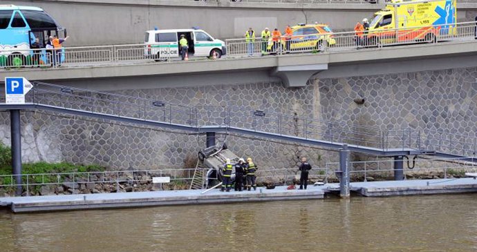 Ze zhruba desetimetrové výšky se zřítilo 5. května po poledni v Praze u Čechova mostu osobní auto, které při nehodě prorazilo zábradlí.