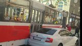 Parkování jako Brno: Postavil oktávku do křižovatky, dopravu zablokoval na 20 minut