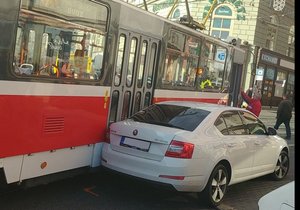 Řidič v Brně zaparkoval v křižovatce a v klidu odešel. Na 20 minut zablokoval dopravu.