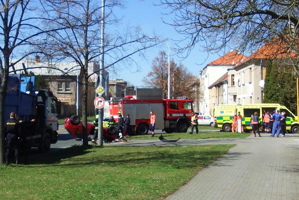 Děsivá nehoda v Plzni: Auto skončilo na střeše, uvnitř zůstaly dvě děti.