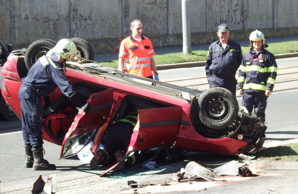 Děsivá nehoda v Plzni: Auto skončilo na střeše, uvnitř zůstaly dvě děti.