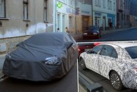 V Plzni boural zkušební automobil Mercedesu: Řidič ho rychle schovával