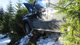 Poláci s teréňákem bourali v krkonošské závěji: Kradené auto rychle opustili.