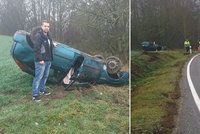 Auto vyletělo ze silnice a převrátilo se na střechu: Zraněné z vozidla holýma rukama vyprostil policista!