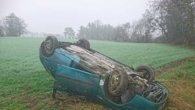 Auto vyletělo ze silnice a převrátilo se na střechu: Zraněné z vozidla holýma rukama vyprostil policista!