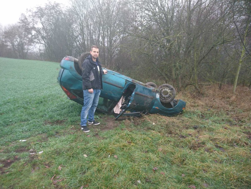 Auto vyletělo ze silnice a převrátilo se na střechu: Zraněné z vozidla holýma rukama vyprostil policista!