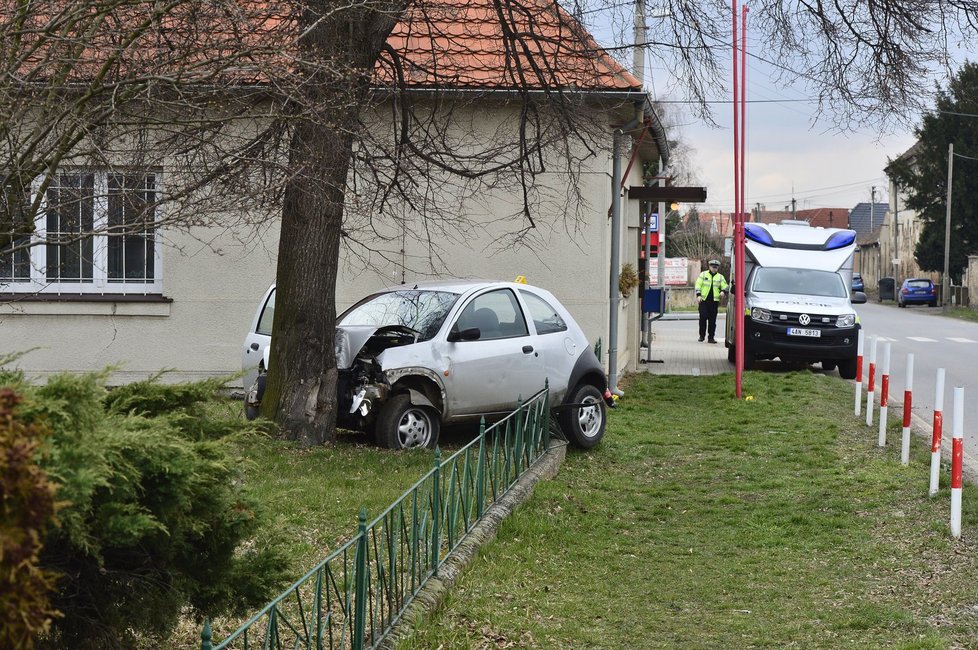 Řidič nezvládl jízdu a havaroval.