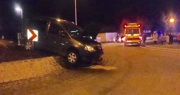 Řidička v Praze nabourala do kruhového objezdu: Co dělala?!