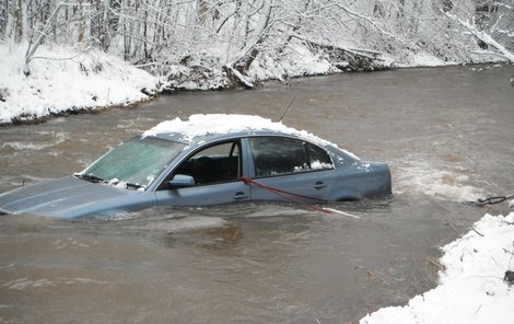 Auto unášela voda. 