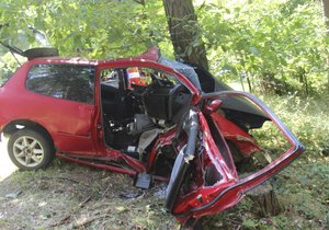 Po jízdě mladého řidiče je auto totálně zdemolované, mladík má vážná zranění.