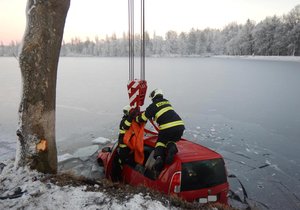 Řidič skončil po nehodě pod hladinou rybníka: V bezvědomí ho z auta vytáhli až hasiči (ilustrační foto).