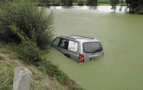 Auto po nehodě sjelo přímo do špinavého rybníka.