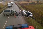 Čelní srážka dvou aut u Boskovic: Řidič osobáku nepřežil.